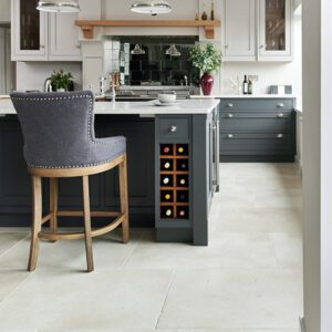 Płytki wapienne kamienne beżowe postarzane rystykalne antykowane Limestone kalksteinfliese naturstein antik naturstein vápencovádlažba Hurtownia Kamienia Mia Urbo Stone Hackney Szczotkowany