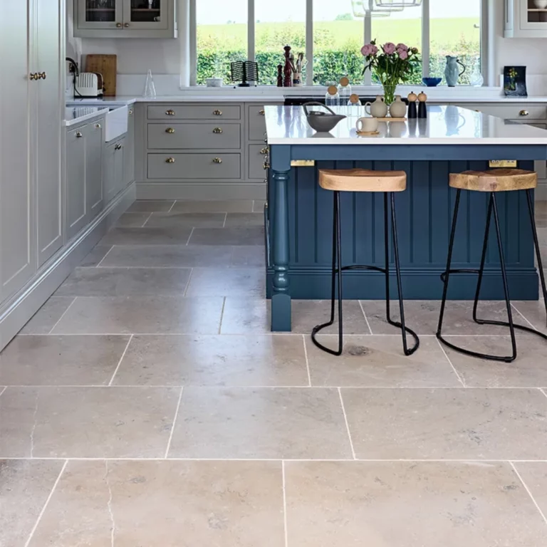 Beżowe rustykalne płytki kamienne wapienne do kuchni, łazienki, salonu, na schody, na parapety, na kominki, na zewnątrz, na elewacje. Kamień od producenta, Hurtownia Kamienia, #wapień #trawertyn #Kalksteinfliesen #KalkakmenioPlytelės #VápencovéDlaždice #KaļķakmensFlīzes #PaekiviPlaadid #retro #vintage #antyk #zabytek #limestone