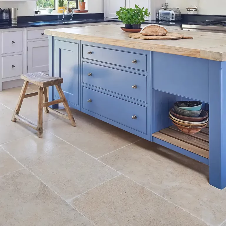 Płytki wapienne kamienne beżowe rustykalne postarzane antykowane Limestone kalksteinfliese naturstein antik naturstein vápencovádlažba Hurtownia Kamienia Mia Urbo Stone Burwell kuchnia otwarta do zabudowy w stylu angielskim