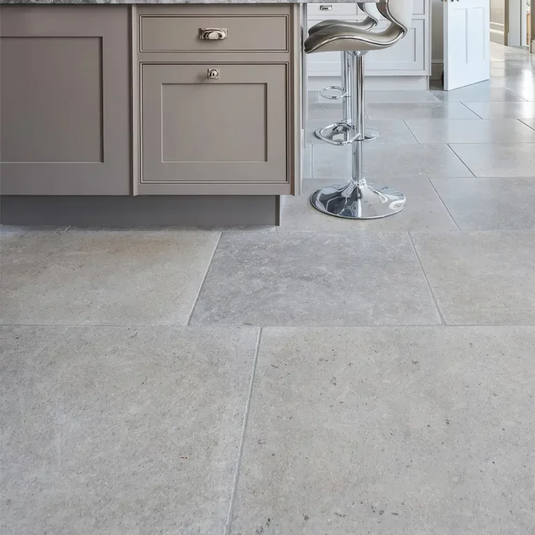 Płytki kamienne szare wapienne matowe postarzane antykowane klasyczne rustykalne do kuchni łazienki salonu holu restauracji hotelu Limestone kalksteinfliese naturstein antik naturstein vápencovádlažba Purbeck Mia Urbo Stone Hurtownia Kamienia Warszawa Lodz Gdansk Krakow Wrocław Katowice Szczecin