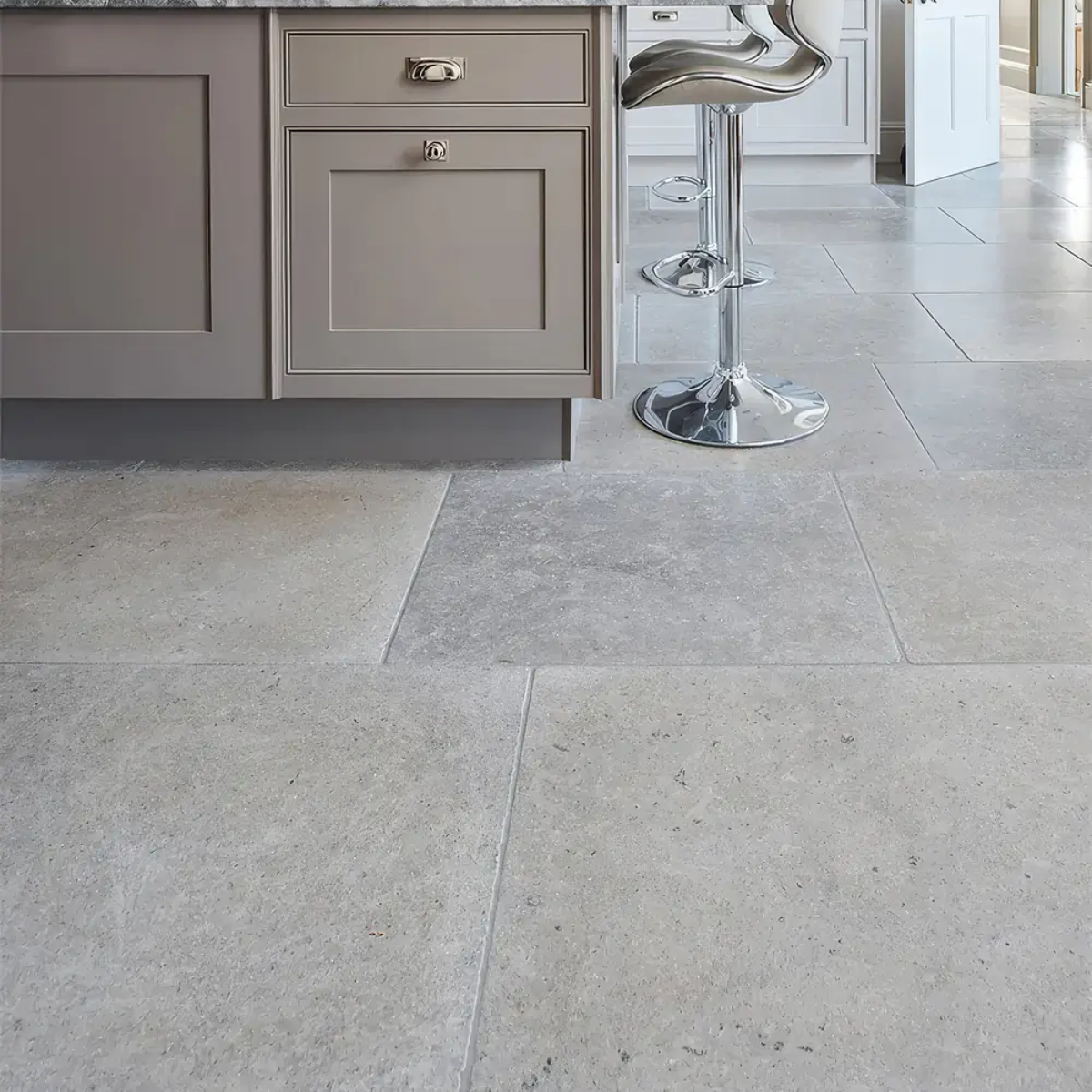 Płytki kamienne szare wapienne matowe postarzane antykowane klasyczne rustykalne do kuchni łazienki salonu holu restauracji hotelu Limestone kalksteinfliese naturstein antik naturstein vápencovádlažba Purbeck Mia Urbo Stone Hurtownia Kamienia Warszawa Lodz Gdansk Krakow Wrocław Katowice Szczecin