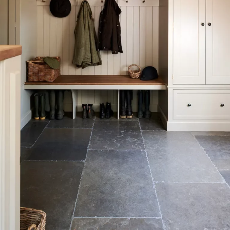 Ciemnoszare, grafitowe rustykalne płytki do wnętrz klasycznych, LOFT, Japandi, Boho, Nowoczesnych, eleganckich do kuchni, łazienki, salonu, na schody, na parapety, na kominki, na zewnątrz, na elewacje. Kamień od producenta, Hurtownia Kamienia, #wapień #trawertyn #Kalksteinfliesen #Antik #KalkakmenioPlytelės #VápencovéDlaždice #KaļķakmensFlīzes #PaekiviPlaadid #retro #vintage #antyk #zabytek #limestone