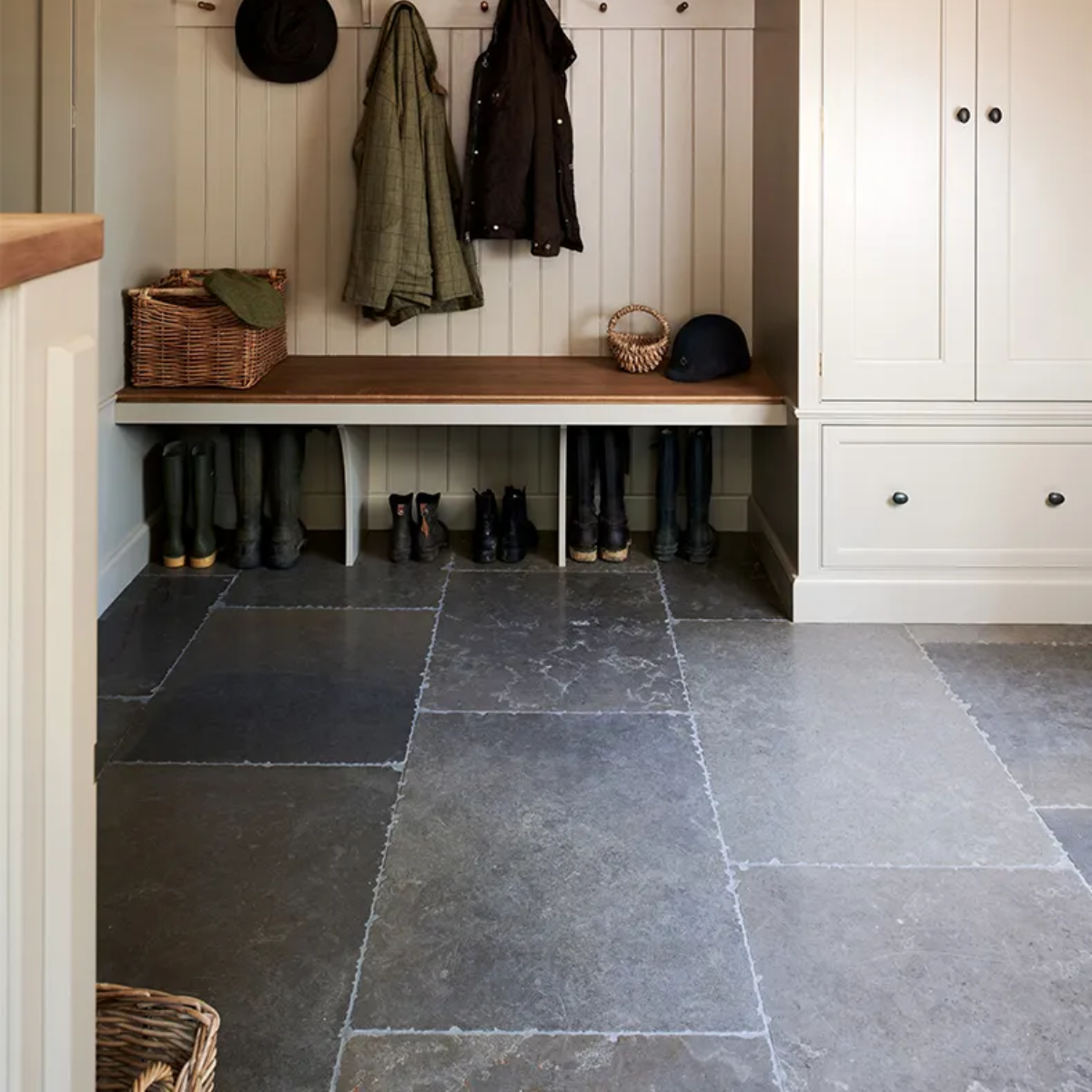 Ciemnoszare, grafitowe rustykalne płytki do wnętrz klasycznych, LOFT, Japandi, Boho, Nowoczesnych, eleganckich do kuchni, łazienki, salonu, na schody, na parapety, na kominki, na zewnątrz, na elewacje. Kamień od producenta, Hurtownia Kamienia, #wapień #trawertyn #Kalksteinfliesen #Antik #KalkakmenioPlytelės #VápencovéDlaždice #KaļķakmensFlīzes #PaekiviPlaadid #retro #vintage #antyk #zabytek #limestone