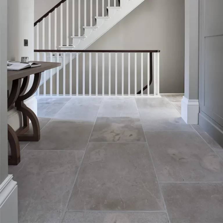 Kamienne płytki wapienne w odcieniach szarości do kuchni, łazienki, salonu, na schody, na parapety, na kominki, na zewnątrz, na elewacje. Kamień od producenta, Hurtownia Kamienia, #wapień #trawertyn #Kalksteinfliesen #KalkakmenioPlytelės #VápencovéDlaždice #KaļķakmensFlīzes #PaekiviPlaadid #retro #vintage #antyk #zabytek #limestone