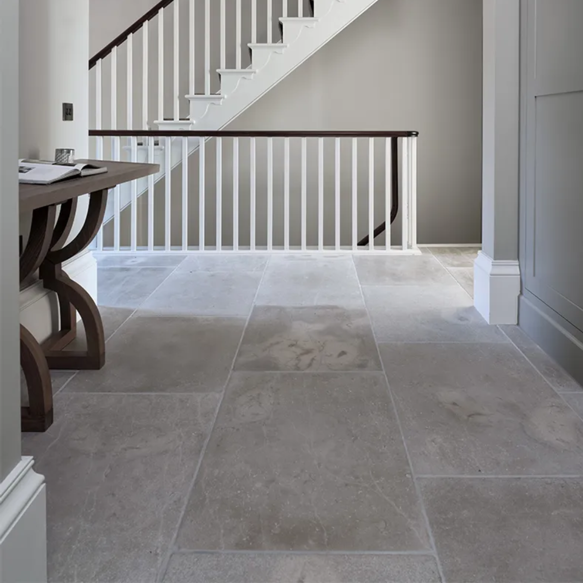 Kamienne płytki wapienne w odcieniach szarości do kuchni, łazienki, salonu, na schody, na parapety, na kominki, na zewnątrz, na elewacje. Kamień od producenta, Hurtownia Kamienia, #wapień #trawertyn #Kalksteinfliesen #KalkakmenioPlytelės #VápencovéDlaždice #KaļķakmensFlīzes #PaekiviPlaadid #retro #vintage #antyk #zabytek #limestone