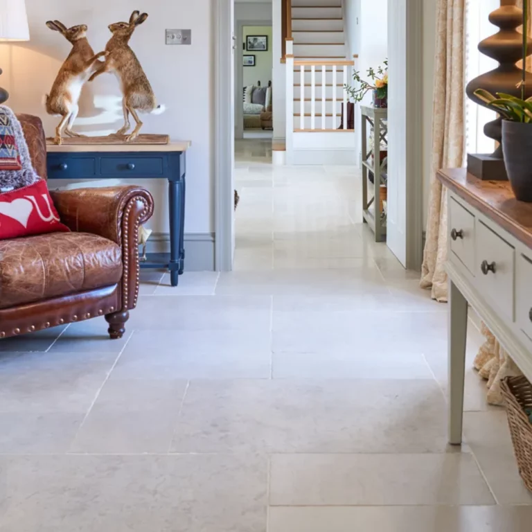 Wapień - Płytki kamienne szare wapienne matowe postarzane antykowane klasyczne vintage tarasowe na zewnątrz rustykalne do kuchni łazienki salonu holu restauracji hotelu Limestone kalksteinfliese naturstein antik naturstein vápencovádlažba Mia Urbo Stone Hurtownia Kamienia Warszawa Lodz Gdansk Krakow Wrocław Katowice Szczecin CLYDE