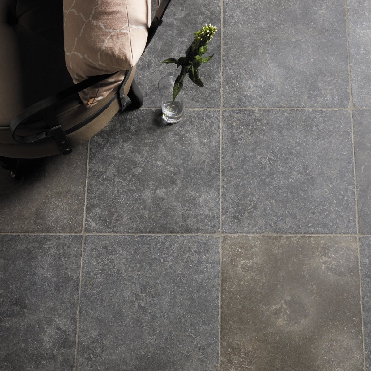 Wapien-szaro-brazowe-Plytki-wapienne-Wear-rustykalne-antykowane-postarzane-bebnowane-hurtownia-kamienia-Mia-Urbo-Limestone-tiles-Kalkstein-Fliesen-vapencove-dlazby-Kalkakmen