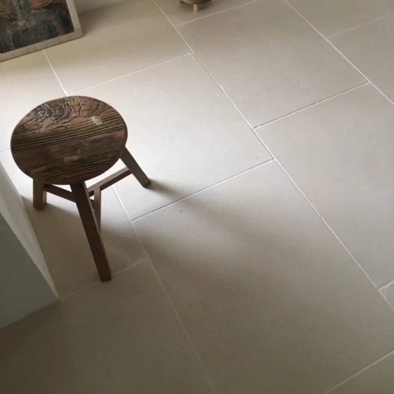 Kamienne płytki wapienne w odcieniach beżu do kuchni, łazienki, salonu, na schody, na parapety, na kominki, na zewnątrz, na elewacje. Kamień od producenta, Hurtownia Kamienia, #wapień #trawertyn #Kalksteinfliesen #KalkakmenioPlytelės #VápencovéDlaždice #KaļķakmensFlīzes #PaekiviPlaadid #retro #vintage #antyk #zabytek #limestone Mia Urbo Stone Grizia Beige