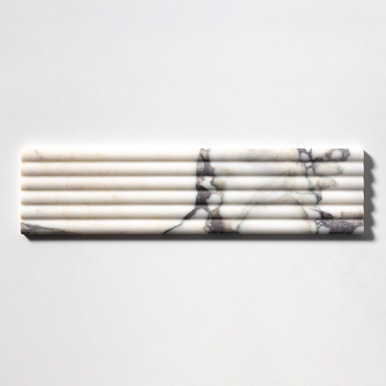 Ryflowane płytki marmurowe 3D Calacatta VIOLA Salvatori do łazienki karbowane fluted marble tile Wave fioletowo biały marmur marmorfliesen #LuksusoweWnętrza #RyflowanePłytki3D marmorfliesen Mramorové dlaždice Marmora Flīzes Marmurinės plytelės