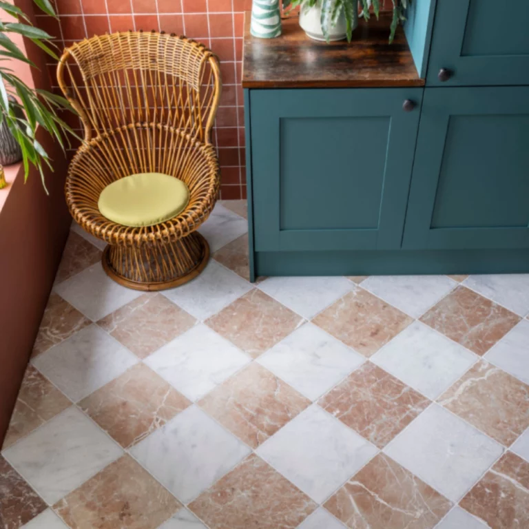 Mia-urbo-stone-plytka-marmurowa-szachownica-bialo-czerwona-marble-checker-flooring-marmor-fliesen -mat - antykowana