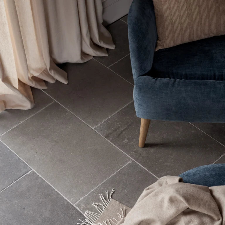 Lakehouse Stories Stone Collection - Autorska kolekcja płytek wapiennych do ponadczasowych wnętrz. Szare niebieskie płytki antykowane.