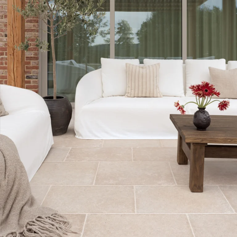 Lakehouse Stories Stone Collection - Autorska kolekcja płytek wapiennych do ponadczasowych wnętrz. Płytki delikatnie antykowane i trawione. Kamień na taras i do ogrodu. Kamień brzegowy - basenowy