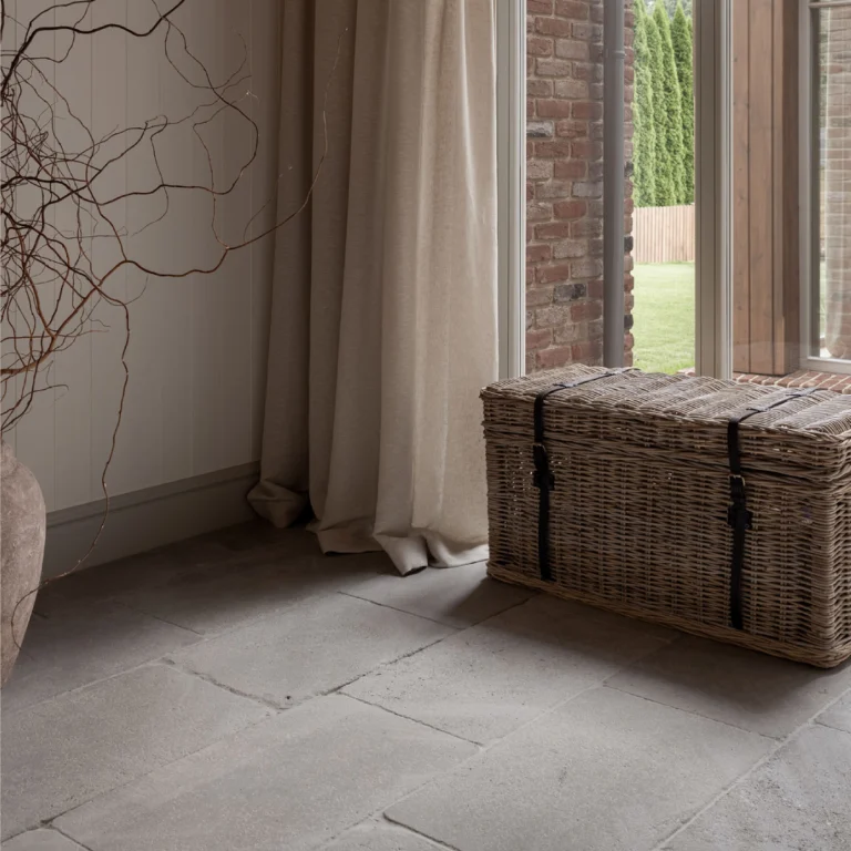 Lakehouse Stories Stone Collection - Autorska kolekcja płytek wapiennych do ponadczasowych wnętrz. Szare płytki antykowane.