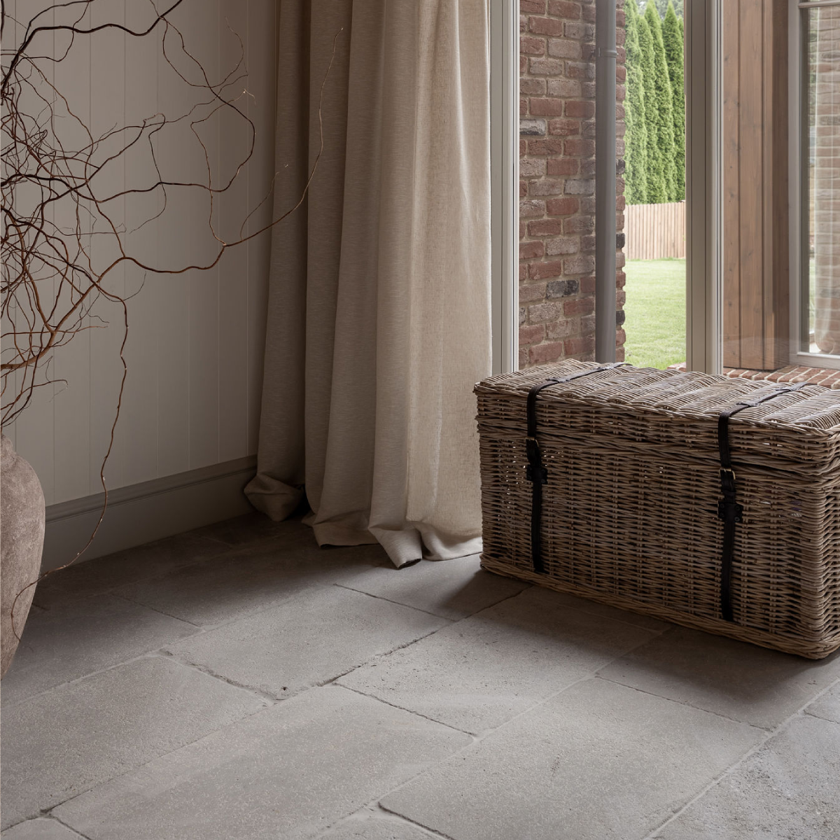 Lakehouse Stories Stone Collection - Autorska kolekcja płytek wapiennych do ponadczasowych wnętrz. Szare płytki antykowane.