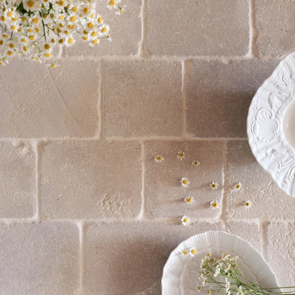 Lakehouse Stories Stone Collection - Autorska kolekcja płytek wapiennych do ponadczasowych wnętrz. Jasne płytki antykowane.