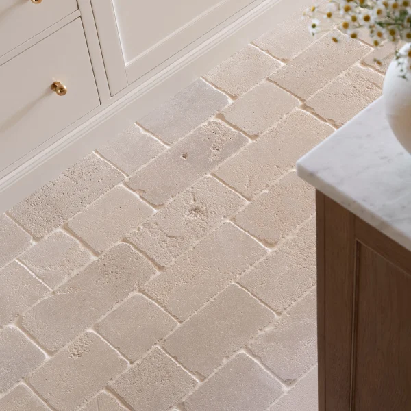 Lakehouse Stories Stone Collection - Autorska kolekcja płytek wapiennych do ponadczasowych wnętrz. Jasne płytki antykowane.