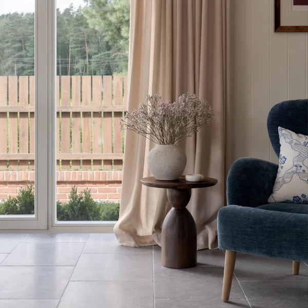 Lakehouse Stories Stone Collection - Autorska kolekcja płytek wapiennych do ponadczasowych wnętrz. Szare niebieskie płytki antykowane.