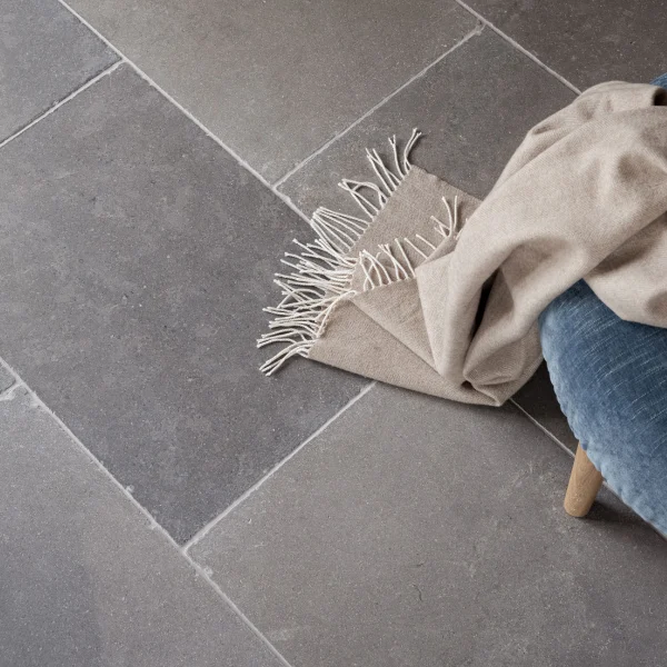 Lakehouse Stories Stone Collection - Autorska kolekcja płytek wapiennych do ponadczasowych wnętrz. Szare niebieskie płytki antykowane.