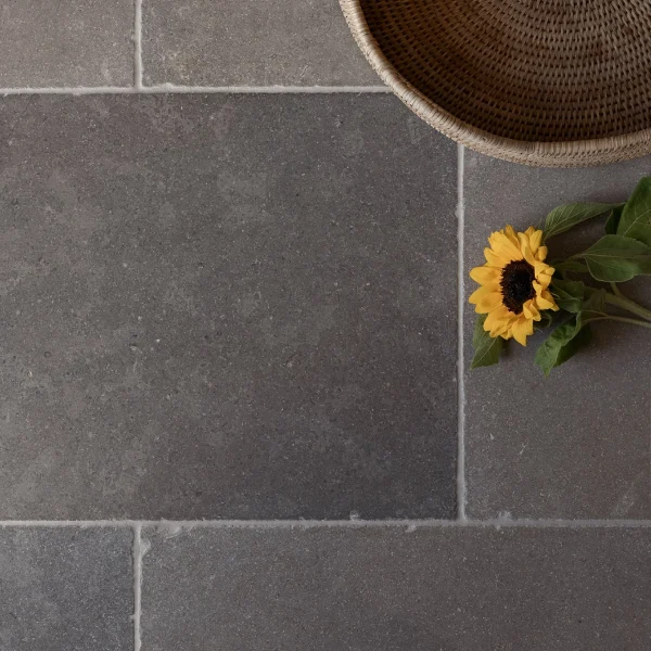 Lakehouse Stories Stone Collection - Autorska kolekcja płytek wapiennych do ponadczasowych wnętrz. Szare niebieskie płytki antykowane.