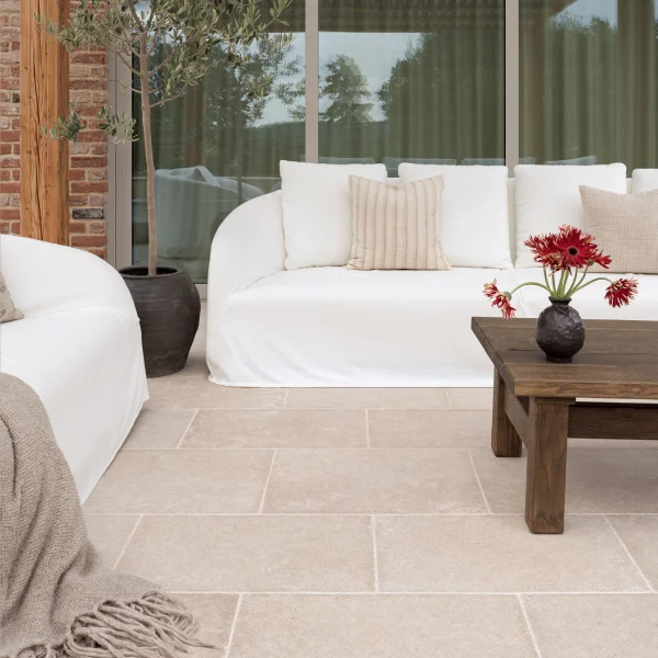 Lakehouse Stories Stone Collection - Autorska kolekcja płytek wapiennych do ponadczasowych wnętrz. Płytki delikatnie antykowane i trawione. Kamień na taras i do ogrodu. Kamień brzegowy - basenowy