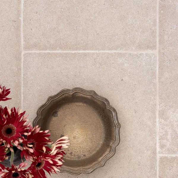 Lakehouse Stories Stone Collection - Autorska kolekcja płytek wapiennych do ponadczasowych wnętrz. Płytki delikatnie antykowane i trawione. Kamień na taras i do ogrodu. Kamień brzegowy - basenowy