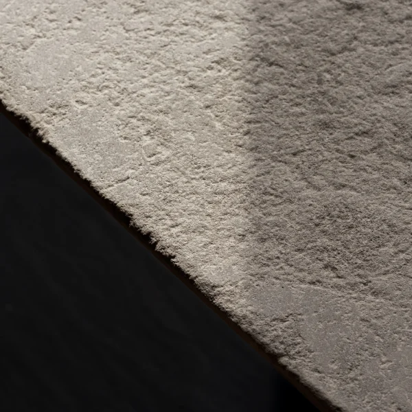 Lakehouse Stories Stone Collection - Autorska kolekcja płytek wapiennych do ponadczasowych wnętrz. Szare płytki antykowane.