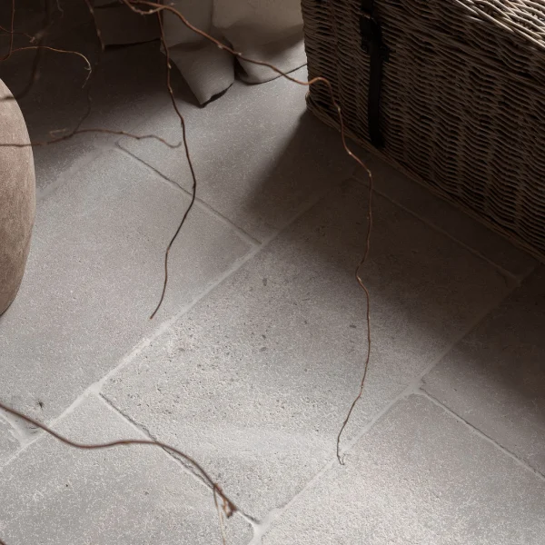 Lakehouse Stories Stone Collection - Autorska kolekcja płytek wapiennych do ponadczasowych wnętrz. Szare płytki antykowane.