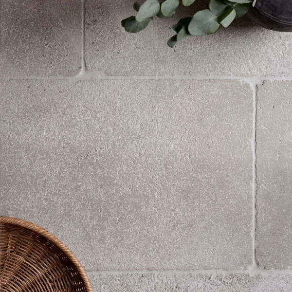 Lakehouse Stories Stone Collection - Autorska kolekcja płytek wapiennych do ponadczasowych wnętrz. Szare płytki antykowane.