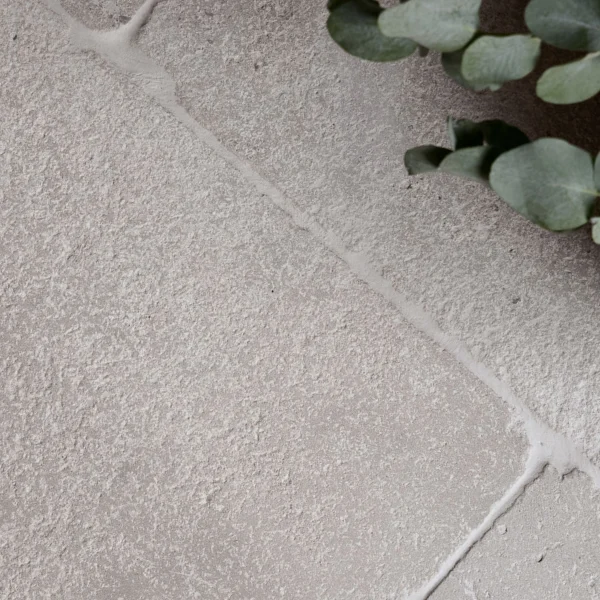 Lakehouse Stories Stone Collection - Autorska kolekcja płytek wapiennych do ponadczasowych wnętrz. Szare płytki antykowane.