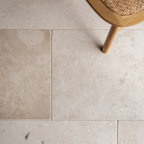 Lakehouse Stories Stone Collection - Autorska kolekcja płytek wapiennych do ponadczasowych wnętrz. Płytki delikatnie antykowane .