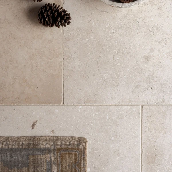 Lakehouse Stories Stone Collection - Autorska kolekcja płytek wapiennych do ponadczasowych wnętrz. Płytki delikatnie antykowane .