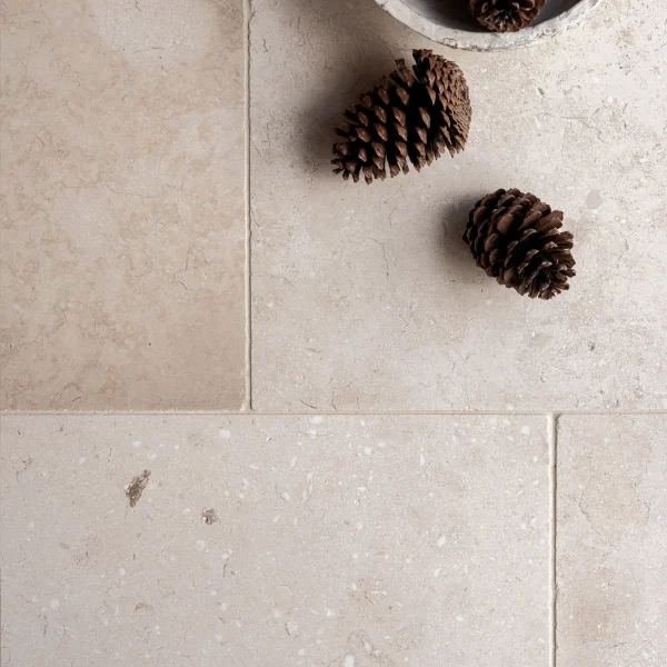 Lakehouse Stories Stone Collection - Autorska kolekcja płytek wapiennych do ponadczasowych wnętrz. Płytki delikatnie antykowane .