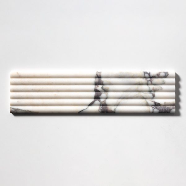 Ryflowane płytki marmurowe 3D Calacatta VIOLA Salvatori do łazienki karbowane fluted marble tile Wave fioletowo biały marmur marmorfliesen #LuksusoweWnętrza #RyflowanePłytki3D marmorfliesen Mramorové dlaždice Marmora Flīzes Marmurinės plytelės