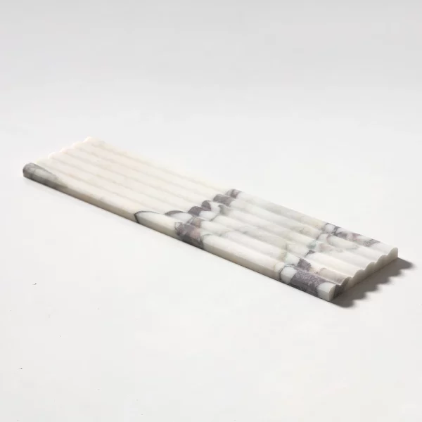 Ryflowana płytka marmurowa 3D Calacatta VIOLA Salvatori ryflowana do łazienki karbowana fluted marble tile Wave fioletowo biały marmur marmorfliesen 45x90cm #LuksusoweWnętrza #RyflowanePłytki3D marmorfliesen Mramorové dlaždice Marmora Flīzes Marmurinės plytelės