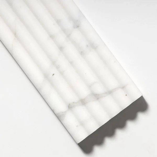 Ryflowana płytka marmurowa 3D Calacatta GOLD Salvatori ryflowana do łazienki karbowana fluted marble tile Wave biały marmur marmorfliesen 45x90cm #LuksusoweWnętrza #RyflowanePłytki3D marmorfliesen Mramorové dlaždice Marmora Flīzes Marmurinės plytelės