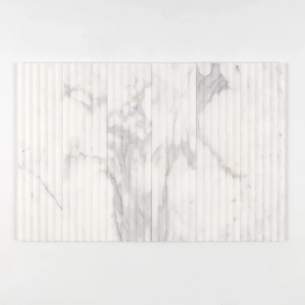 Ryflowana płytka marmurowa 3D Calacatta GOLD Salvatori ryflowana do łazienki karbowana fluted marble tile Wave biały marmur marmorfliesen 45x90cm #LuksusoweWnętrza #RyflowanePłytki3D marmorfliesen Mramorové dlaždice Marmora Flīzes Marmurinės plytelės