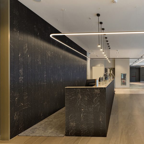 Ryflowane płytki marmurowe 3D czarne NOIR do łazienki Kuchni karbowane fluted marble tile Wave biały marmur marmorfliesen 45x90cm #LuksusoweWnętrza #RyflowanePłytki3D marmorfliesen Mramorové dlaždice Marmora Flīzes Marmurinės plytelės