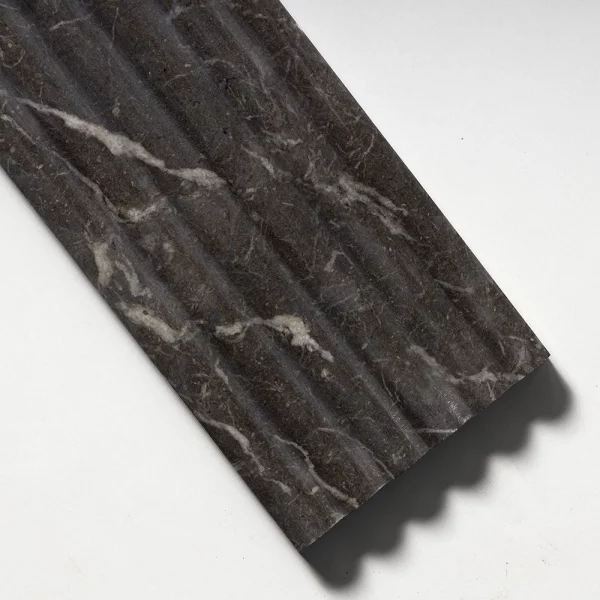 Ryflowane płytki marmurowe 3D czarne NOIR do łazienki Kuchni karbowane fluted marble tile Wave biały marmur marmorfliesen 45x90cm #LuksusoweWnętrza #RyflowanePłytki3D marmorfliesen Mramorové dlaždice Marmora Flīzes Marmurinės plytelės