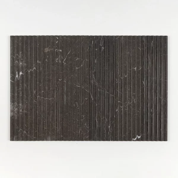 Ryflowane płytki marmurowe 3D czarne NOIR do łazienki Kuchni karbowane fluted marble tile Wave biały marmur marmorfliesen 45x90cm #LuksusoweWnętrza #RyflowanePłytki3D marmorfliesen Mramorové dlaždice Marmora Flīzes Marmurinės plytelės