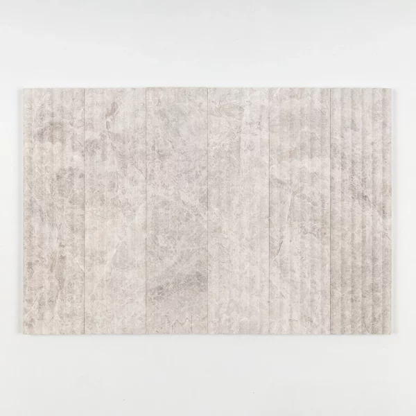 Ryflowana płytka marmurowa 3D Pedra Grigia Salvatori ryflowana karbowana fluted marble tile szara grey marmur marmorfliesen #LuksusoweWnętrza #RyflowanePłytki3D marmorfliesen Mramorové dlaždice Marmora Flīzes Marmurinės plytelės
