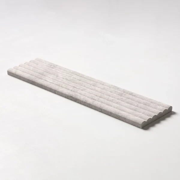 Ryflowana płytka marmurowa 3D Pedra Grigia Salvatori ryflowana karbowana fluted marble tile szara grey marmur marmorfliesen #LuksusoweWnętrza #RyflowanePłytki3D marmorfliesen Mramorové dlaždice Marmora Flīzes Marmurinės plytelės