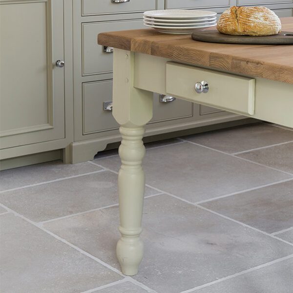 Kamienne płytki wapienne w odcieniach szarości do kuchni, łazienki, salonu, na schody, na parapety, na kominki, na zewnątrz, na elewacje. Kamień od producenta, Hurtownia Kamienia, #wapień #trawertyn #Kalksteinfliesen #KalkakmenioPlytelės #VápencovéDlaždice #KaļķakmensFlīzes #PaekiviPlaadid #retro #vintage #antyk #zabytek #limestone