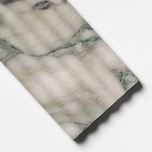 Mia Urbo Stone – plytka marmurowa ryflowana karbowana lamele fluted marble tile Green Calacatta