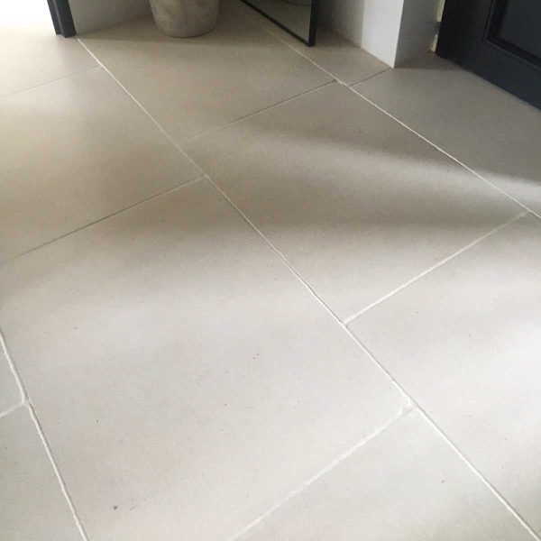 Kamienne płytki wapienne w odcieniach beżu do kuchni, łazienki, salonu, na schody, na parapety, na kominki, na zewnątrz, na elewacje. Kamień od producenta, Hurtownia Kamienia, #wapień #trawertyn #Kalksteinfliesen #KalkakmenioPlytelės #VápencovéDlaždice #KaļķakmensFlīzes #PaekiviPlaadid #retro #vintage #antyk #zabytek #limestone Mia Urbo Stone Grizia Beige