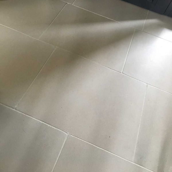 Kamienne płytki wapienne w odcieniach beżu do kuchni, łazienki, salonu, na schody, na parapety, na kominki, na zewnątrz, na elewacje. Kamień od producenta, Hurtownia Kamienia, #wapień #trawertyn #Kalksteinfliesen #KalkakmenioPlytelės #VápencovéDlaždice #KaļķakmensFlīzes #PaekiviPlaadid #retro #vintage #antyk #zabytek #limestone Mia Urbo Stone Grizia Beige