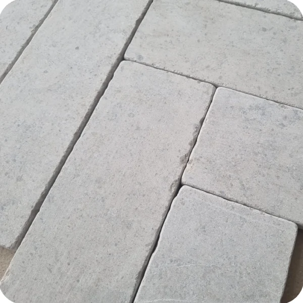 Mia-Urbo-Stone-Pietra-Serena-Nowa-kolekcja-Klasyczny-parkiet-z-jasnoszarego-antykowanego-wapienia-New-collection-light-grey-limestone-30x10cm-grau-kalkstein-fleisen-antik