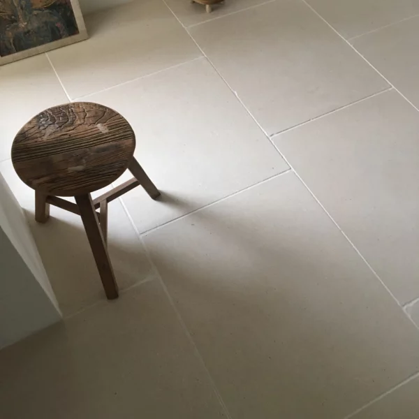 Kamienne płytki wapienne w odcieniach beżu do kuchni, łazienki, salonu, na schody, na parapety, na kominki, na zewnątrz, na elewacje. Kamień od producenta, Hurtownia Kamienia, #wapień #trawertyn #Kalksteinfliesen #KalkakmenioPlytelės #VápencovéDlaždice #KaļķakmensFlīzes #PaekiviPlaadid #retro #vintage #antyk #zabytek #limestone Mia Urbo Stone Grizia Beige