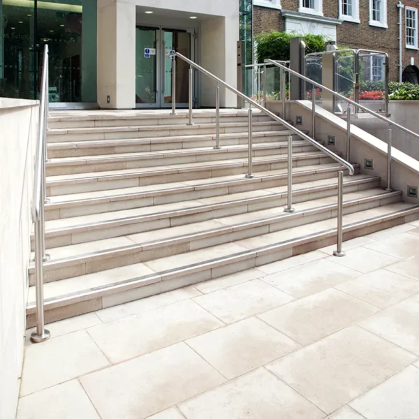 Plytki wapienne kamienne bezowe rustykalne postarzane antypoślizgowe antykowane Limestone kalksteinfliese naturstein antik naturstein vápencovádlažba Hurtownia Kamienia Mia Urbo Stone Hackney Piaskowany