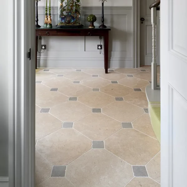 Plytki wapienne kamienne beżowe postarzane rystykalne antykowane Limestone kalksteinfliese naturstein antik naturstein vápencovádlažba Hurtownia Kamienia Mia Urbo Stone Hackney Szczotkowany