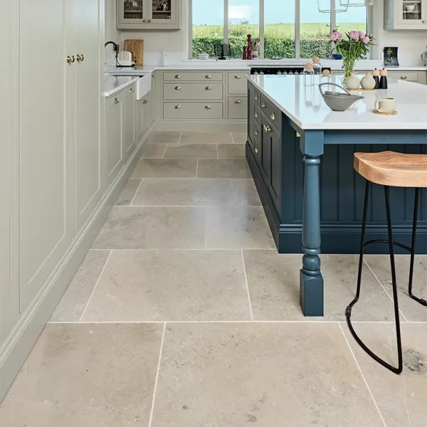 Beżowe rustykalne płytki kamienne wapienne do kuchni, łazienki, salonu, na schody, na parapety, na kominki, na zewnątrz, na elewacje. Kamień od producenta, Hurtownia Kamienia, #wapień #trawertyn #Kalksteinfliesen #KalkakmenioPlytelės #VápencovéDlaždice #KaļķakmensFlīzes #PaekiviPlaadid #retro #vintage #antyk #zabytek #limestone